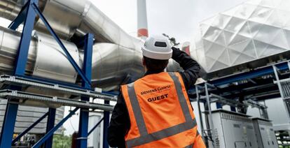 Un trabajador repasa una instalación de Siemens Gamesa en el puerto de Hamburgo.