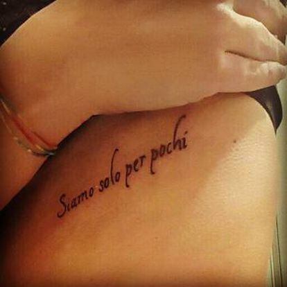 Una lectora muestra el tatuaje de una frase de un libro de Emanuelli.