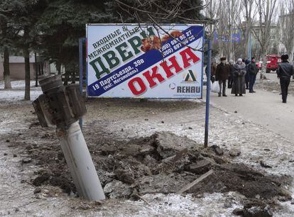 La administración regional de Donetsk, controlada por el Gobierno, ha indicado que los cohetes han sido lanzados desde el área de Gorlivka, en manos rebeldes, ubicada a unos 50 kilómetros de Kramatorsk. En la imagen, un cohete caído en una calle de Kramatorsk.