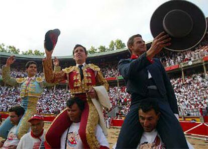 Abellán, Dávila Miura y el mayoral de los <i>jandilla,</i> al finalizar la corrida.