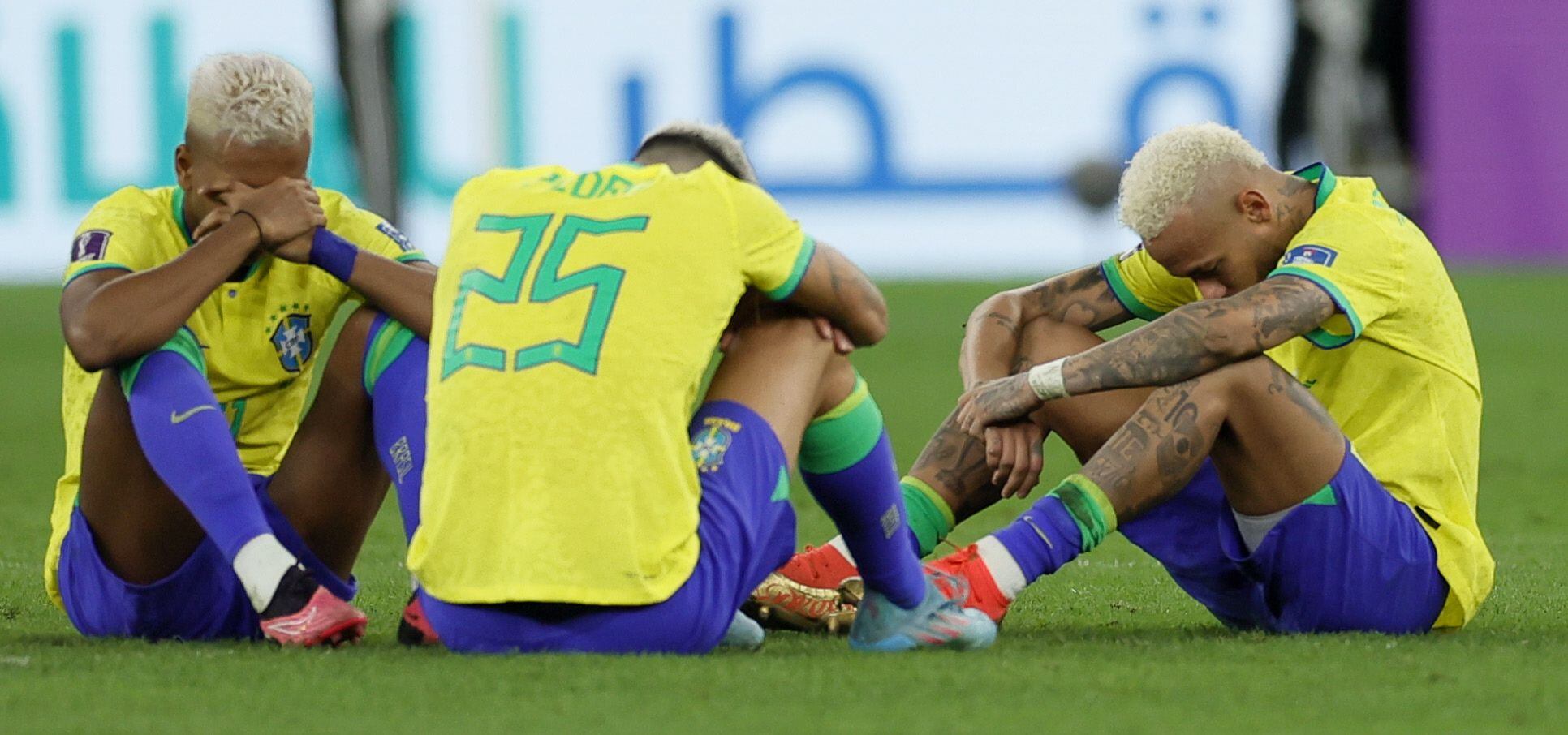 Neymar, junto a otros dos compañeros de selección, permance desconsolado sobre el campo tras haber caído en cuartos ante Croacia. 