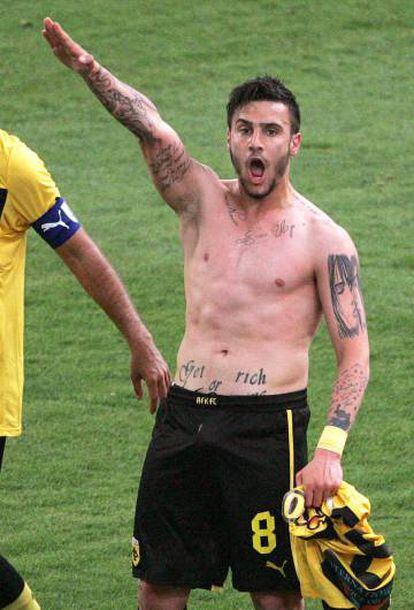 Giorgios Katidis hace el saludo fascista a los ultras del AEK, en 2013 en Atenas.