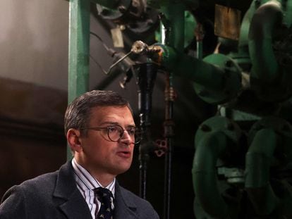 El ministro de Exteriores de Ucrania, Dmitro Kuleba, durante una conferencia de prensa en un refugio antiaéreo en Kiev, el domingo.