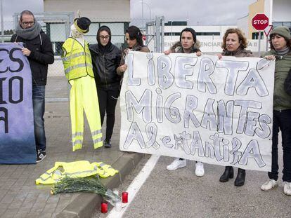 Miembros de la Plataforma Ciudadana contra el CIE de Archidona se manifiestan frente a las instalaciones tras haber sido hallado sin vida uno de los inmigrantes que se encontraba interno.