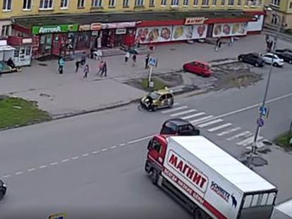 La escena fue grabada por una cámara de vigilancia en Kondopoga, una ciudad del noroeste de Rusia