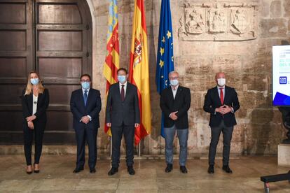 El Congreso anual de directivos, que organiza la Fundación CEDE, institución que preside Isidro Fainé, se celebrará este año en Valencia. Y contará, entre otros asistentes, con Antonio Garamendi, presidente de la CEOE; Juan Roig, presidente de Mercadona; José Ignacio Goirigolzarri, presidente de Bankia; Ángel Simón, vicepresidente de Suez; José María Álvarez-Pallete, presidente ejecutivo de Telefónica; Francisco Reynés, presidente ejecutivo de Naturgy; Cristina Garmendia, presidenta de la Fundación COTEC; Fernando Ruiz, presidente de Deloitte y Hilario Albarracín, presidente de KPMG. Bajo el lema ‘El tiempo del liderazgo transformador’, el objetivo es analizar los retos de futuro frente a un presente excepcional.