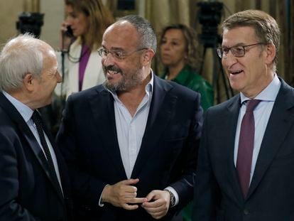 El presidente del PP, Alberto Núñez Feijóo, junto al expresidente de la Generalitat, José Montilla, a la izquierda; y el presidente del PP en Cataluña, Alejandro Fernández.