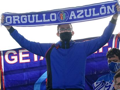 Jorge Sancho posa con una bufanda del Getafe CF en el estadio Coliseum Alfonso Pérez.