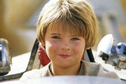Jake Lloyd
Antes de que existieran las redes, la ira de los fans también resultaba implacable. Las críticas recibidas al dar vida a Anakin Skywalker en La amenaza fantasma convirtieron en “un infierno” la vida de un niño de solo 8 años. Mark Hamill (Luke Skywalker) todavía asegura estar “muy enfadado por la forma en la que trataron al joven”. Hoy Lloyd es un juguete roto que ha pasado por la cárcel y por un centro psiquiátrico tras ser diagnosticado con esquizofrenia.