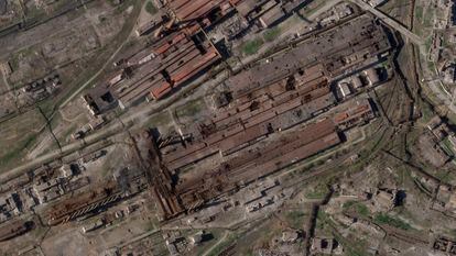 Imagen por satélite de la acería de Azovstal, en Mariupol. Rusia ha ofrecido un alto el fuego para permitir la salida de civiles refugiados en la planta metalúrgica de la ciudad del sudeste, asediada desde hace dos meses. 