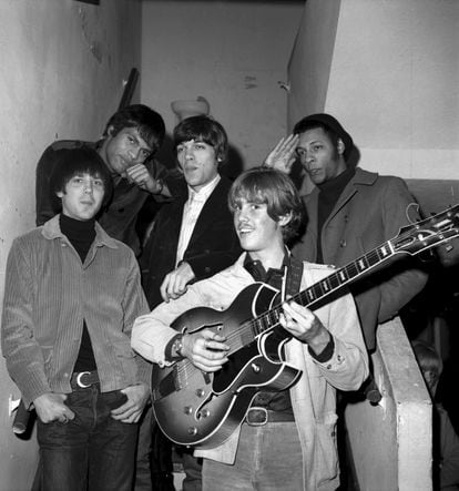 Arthur Lee, el primero por la izquierda, junto a los otros miembros de Love en Los Ángeles en 1967.