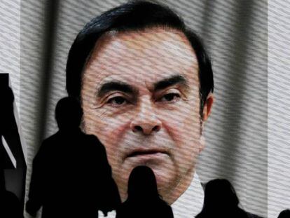 Una pantalla muestra una noticia sobre Carlos Ghosn.