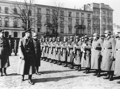 El Batallón de Reserva Policial 101, durante una inspección en 1940 en Lodz.