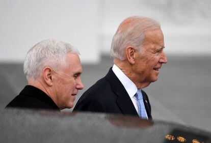 Joe Biden (d), junto a Mike Pence a su llegada a la Casa Blanca.