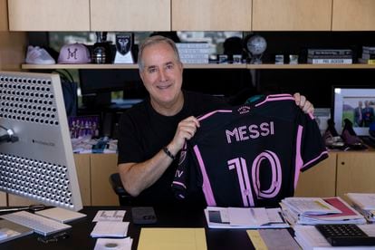 Jorge Mas, propietario y gerente del Inter Miami, el martes pasado en su despacho en Coral Gables, con el prototipo de la camiseta de Lionel Messi.