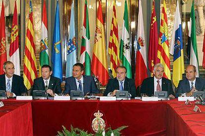 De izquierda a derecha, Pérez Touriño, Ibarretxe, Rodríguez Zapatero, Solbes, Maragall y Chaves en el Senado, durante la segunda Conferencia de Presidentes autonómicos, en septiembre de 2005.