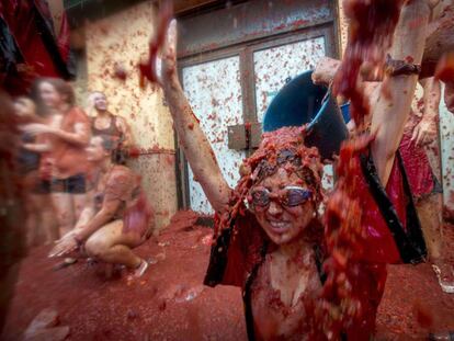 Participantes en La Tomatina.
