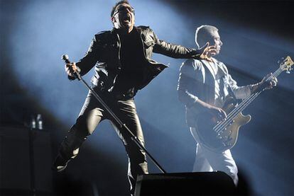 Bono, líder de la banda U2, fue pura energía durante las dos horas de concierto de la banda anoche en San Sebastián.