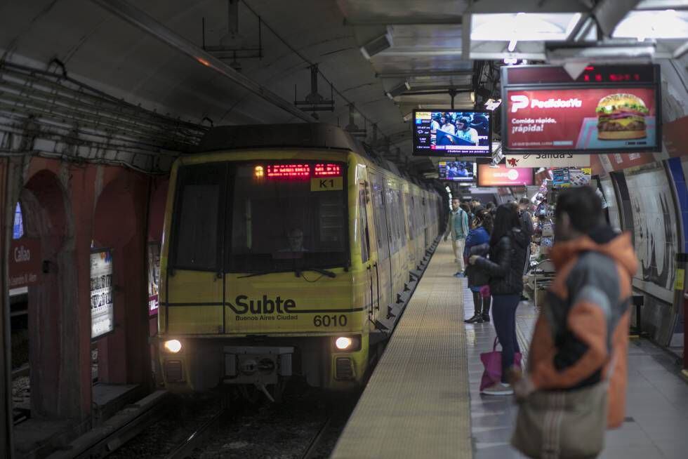 Varios pasajeros esperan para coger el metro de la línea B de Buenos Aires.