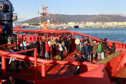 Llegada al puerto de Algeciras (Cádiz) de 57 varones de origen magrebí rescatados por Salvamento Marítimo.