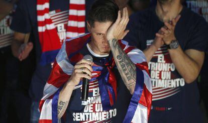 Torres se emociona en la plaza de Neptuno en la celebración del triunfo de su equipo en la Europa League. 
