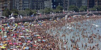Miles de bañistas abarrotan la playa de San Lorenzo de Gijón, la semana pasada.