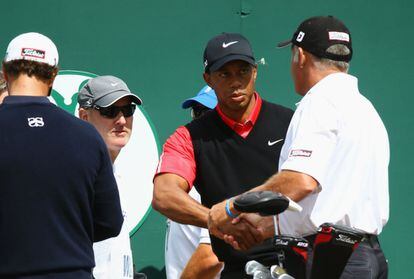Tiger Woods saluda a Steve Williams, el caddie con el que ganó 13 grandes, y que ahora es caddie de Adam Scott
