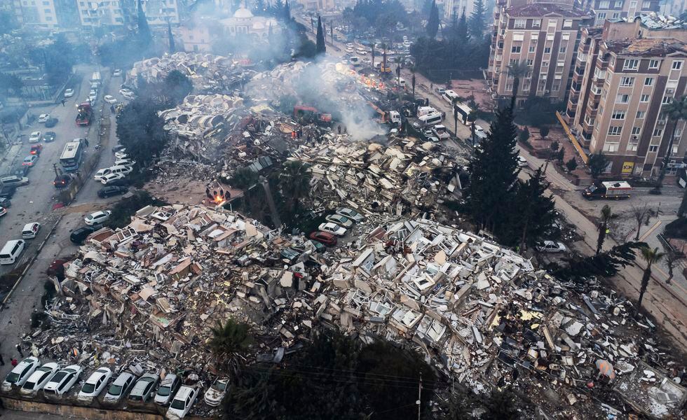 Vista aérea  tomada por un dron de edificios colapsados en Hatay (Turquía) tras el terremoto, este miércoles.  