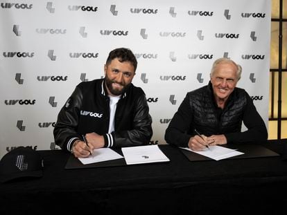 Jon Rahm, junto a Greg Norman, firma su contrato con LIV Golf.