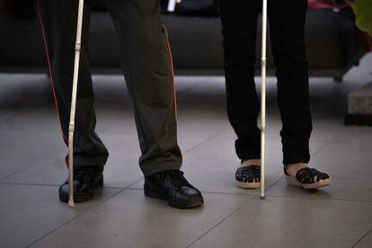 Detail of the cane and the shoes of two of the members of the SinVergüenza company.