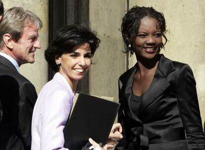 La secretaria de Estado de Derechos Humanos, Rama Yade (derecha); la ministra de Justicia, Rachida Dati, y el ministro de Exteriores, Bernard Kouchner.