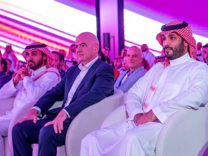 El presidente de la FIFA, Gianni Infantino, y el príncipe saudí, Mohammed bin Salman, durante la presentación de un evento deportivo en Riad, a mediados de octubre.