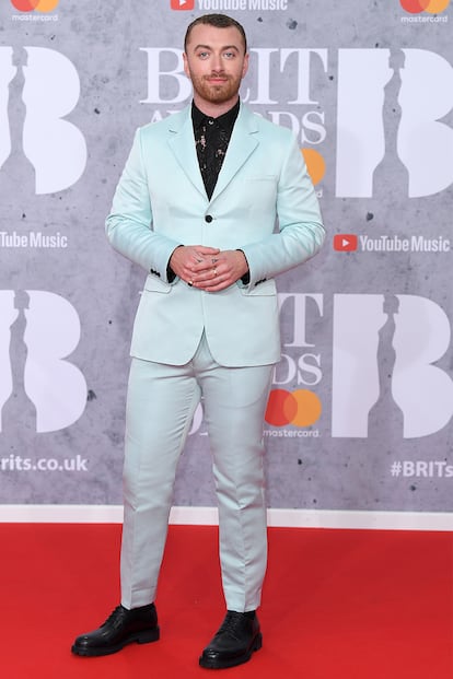 Sam Smith se atrevió con el azul pastel.