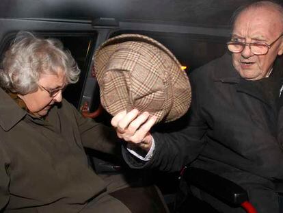 Olive y George Greenhalgh, saliendo el pasado viernes del tribunal de Bolton. Abajo, su hijo Shaun.