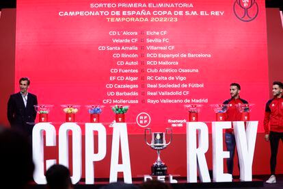 Un momento del sorteo de la primera eliminatoria de la Copa del Rey, que se disputará el fin de semana del 12 y 13 de noviembre bajo el formato de eliminatorias a partido único y con la participación de 16 equipos de LaLiga.