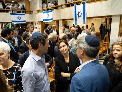 Isabel Díaz Ayuso (centro), en un acto en memoria de las víctimas de los ataques sufridos por Israel el sábado de la semana pasada en la Sinagoga Beth Yaacov de Madrid.