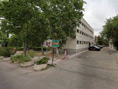 Fachada de la comisaría de la Policía Nacional en San Blas-Canillas.