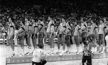 La selección española consiguió la medalla de plata en las Olimpiadas de Los Ángeles 1984 tras caer derrotada en la final ante Estados Unidos por 65 a 96. Pese a la derrota, sigue siendo uno de los grandes hitos del baloncesto español en unos juegos en los que no participó Rusia, una de las grandes potencias mundiales.