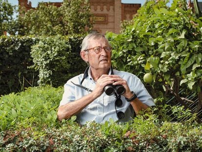 Miguel Delibes de Castro, en el jardín de su casa en Sevilla, con sus formidables prismáticos Leica.