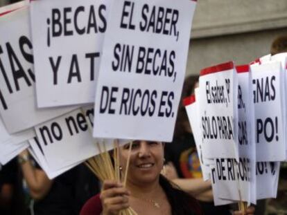 Protesta d'estudiants davant del Ministeri d'Educació contra el sistema de beques, l'abril passat.