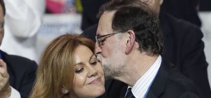 El presidente del PP, Mariano Rajoy, besa a la secretaria general del partido, Mar&iacute;a Dolores de Cospedal