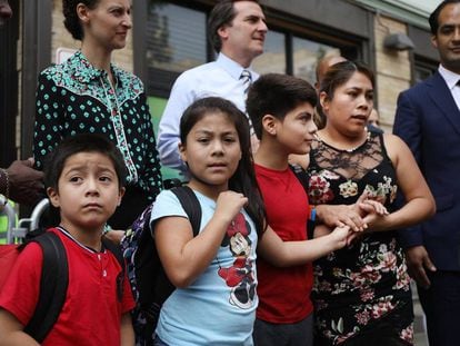 La guatemalteca Yeni Maricela Gonzalez Garcia, el pasado viernes en Nueva York, con sus tres hijos de los que fue separada en la frontera