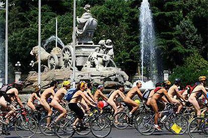 Defensores de la bicicleta, a su paso por Cibeles, durante la marcha ciclonudista que han celebrado hoy por las calles de Madrid.