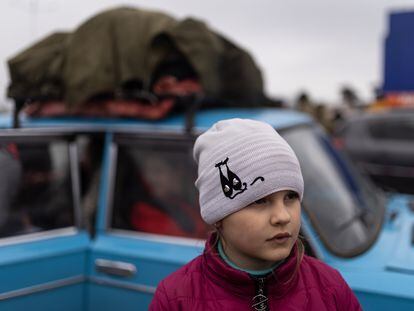 Una familia llega con su vehículo al centro de recepción de refugiados donde serán registrados, en Zaporizyia (Ucrania).