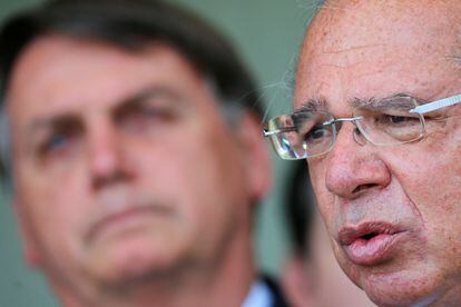 El ministro de Economía habla en una conferencia de prensa frente a Bolsonaro, en el palacio de Gobierno de Brasilia.