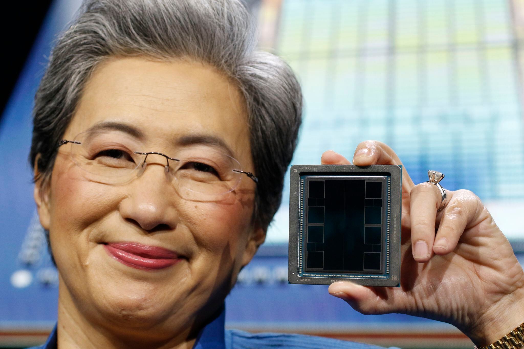 Lisa Su, CEO de Advanced Micro Devices, enseña el acelerador de IA durante el evento en San José, el 6 de diciembre de 2023.