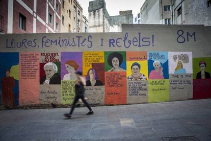 Un mural sobre el 8-M al carrer Bòria de Barcelona