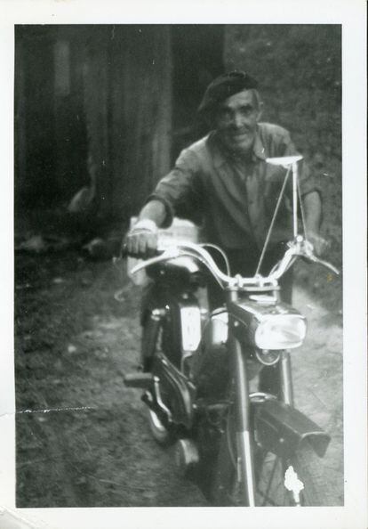 Tiziano Ferreras, cartero, con su moto en Cerezales del Condado (años setenta).