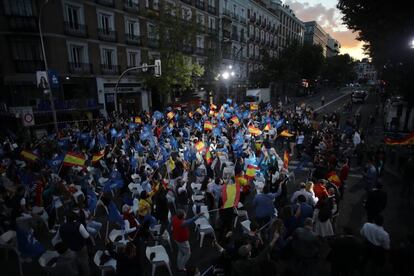 Ambiente en la calle de Génova, frente a la sede del PP, el 4 de mayo.