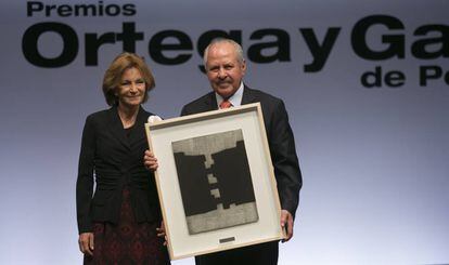Darío Arizmendi recoge el premio Ortega y Gasset por su trayectoria de la mano de Elena Salgado, exvicepresidenta del Gobierno. 